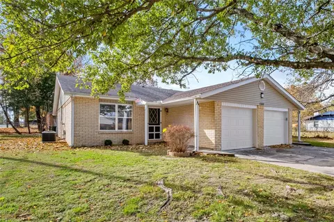 1300 W Rolling Oaks Dr, Rogers, AR 72756