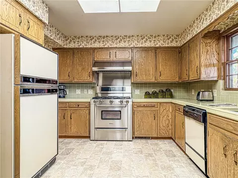 Kitchen - 103 Oak Dr, Harrison, AR 72601 photo 3 of 6