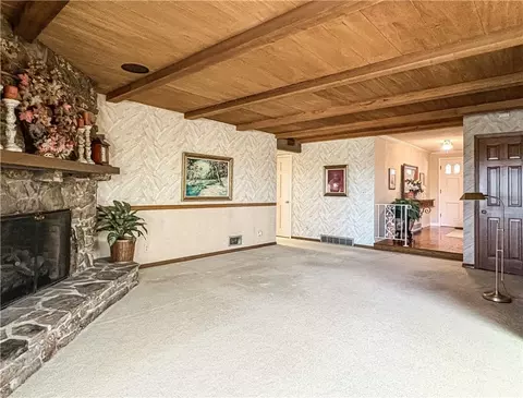 Living - 103 Oak Dr, Harrison, AR 72601 photo 2 of 4