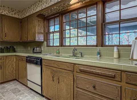 Kitchen - 103 Oak Dr, Harrison, AR 72601 photo 4 of 6
