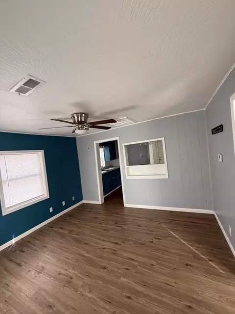 Living - 619 S Ash St, Harrison, AR 72601 photo 1 of 2