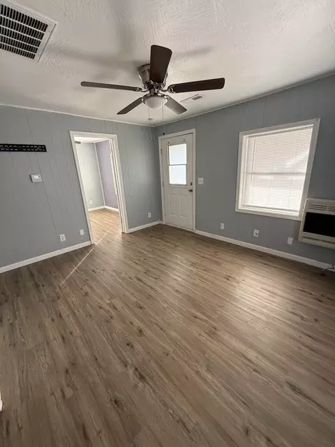 Living - 619 S Ash St, Harrison, AR 72601 photo 2 of 2