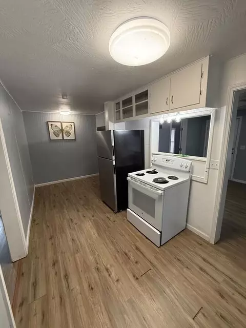 Kitchen - 619 S Ash St, Harrison, AR 72601 photo 2 of 3