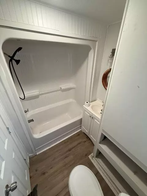Bath - 619 S Ash St, Harrison, AR 72601 photo 2 of 2
