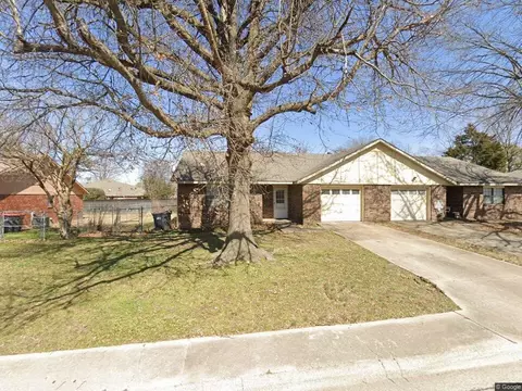2704 Mcmillan Dr, Springdale, AR 72762