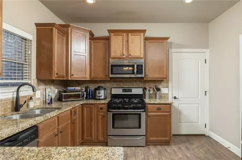 Kitchen - 580 Lancaster Rd, Centerton, AR 72719 photo 2 of 3