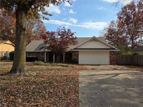 523 Oakwood St, Lowell, AR 72745
