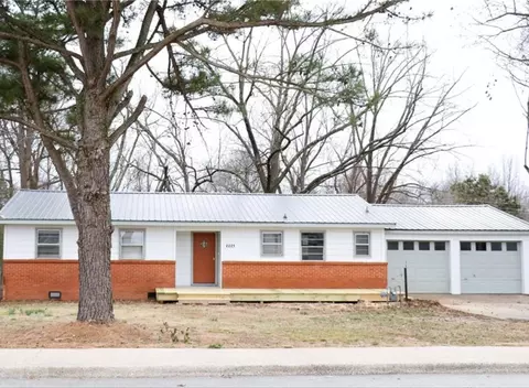 2221 W Lawson St, Fayetteville, AR 72703