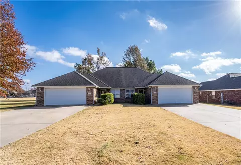211 Ravenwood Blvd, Siloam Springs, AR 72761