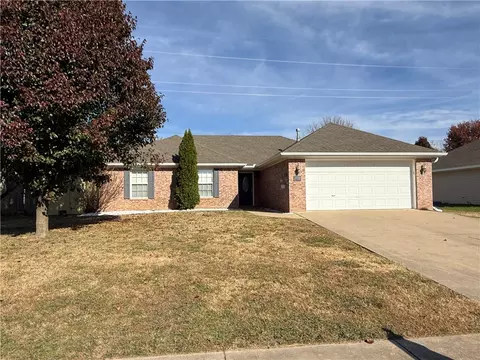 750 Dogwood St, Centerton, AR 72719