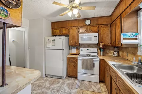 Kitchen - 301 Alice Ln, Lavaca, AR 72941 photo 2 of 3