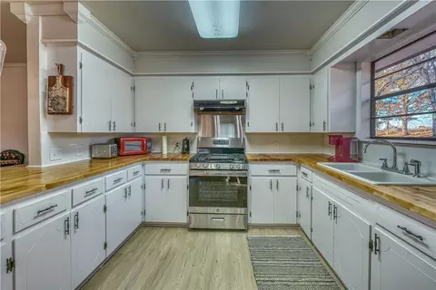 Kitchen - 5497 S Mountain Rd, Marshall, AR 72650 photo 4 of 4