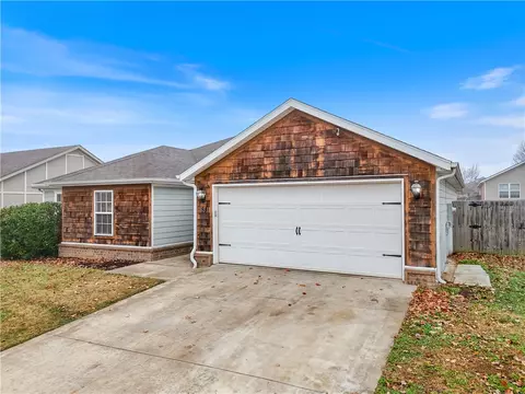 681 Edens Ct, Centerton, AR 72719