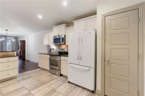Kitchen - 681 Edens Ct, Centerton, AR 72719 photo 2 of 3