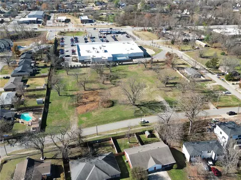 1405 Bella Vista Rd, Bentonville, AR 72712