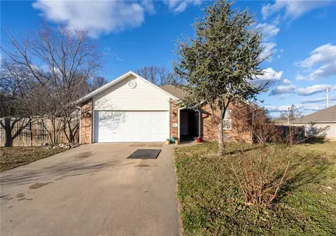610 Avalon Dr, Gentry, AR 72734