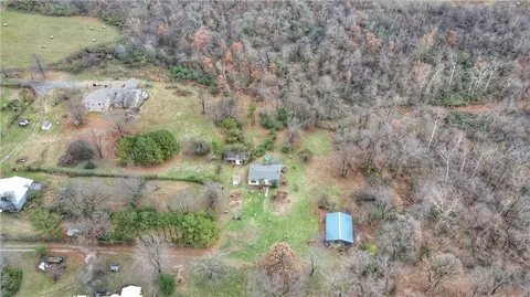 655 Wallis Rd, Cave Springs, AR 72718