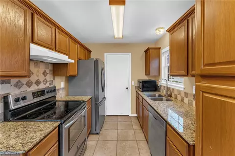 Kitchen - 200 Sun Meadow Dr, Centerton, AR 72719 photo 1 of 3