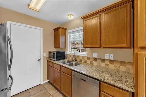Kitchen - 200 Sun Meadow Dr, Centerton, AR 72719 photo 2 of 3