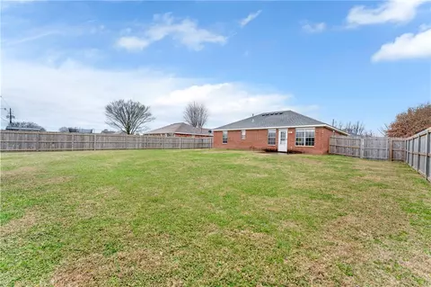 Exterior - 200 Sun Meadow Dr, Centerton, AR 72719 photo 4 of 5