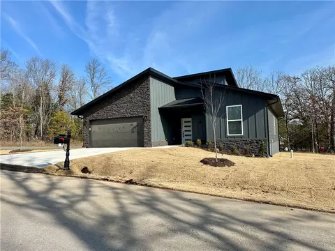 58 Strichen Dr, Bella Vista, AR 72715