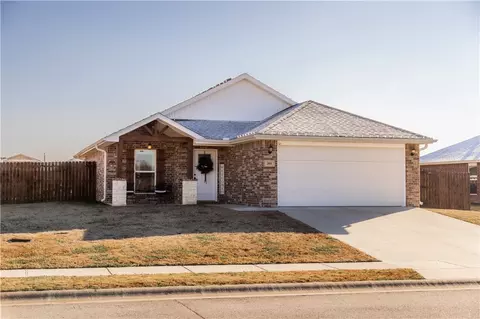 204 Oak Ave, Gentry, AR 72734