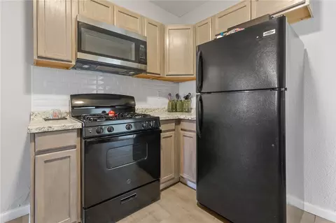 Kitchen - 627 S Sherman Ave, Harrison, AR 72601 photo 3 of 4