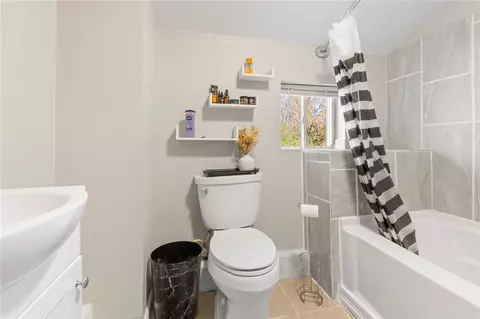 Bath - 627 S Sherman Ave, Harrison, AR 72601 photo 2 of 2
