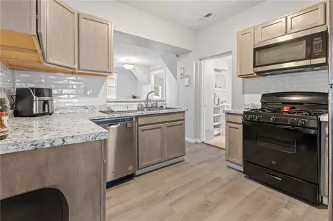 Kitchen - 627 S Sherman Ave, Harrison, AR 72601 photo 2 of 4