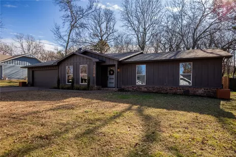 2209 Golden Oaks Dr, Fayetteville, AR 72703