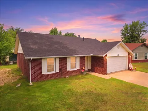 669 Sarah Pl, Centerton, AR 72719