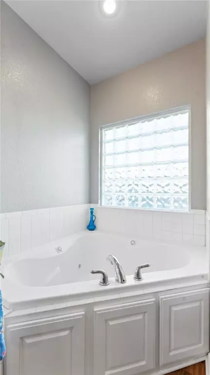 Bath - 738 Buckhead Ave, Springdale, AR 72764 photo 2 of 3