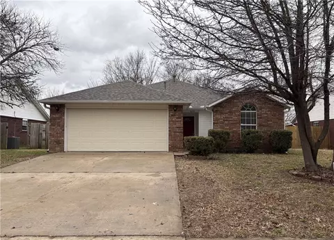 829 S Liberty Dr, Fayetteville, AR 72701
