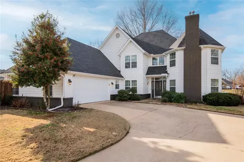 2 Oak Ridge Ln, Bentonville, AR 72712