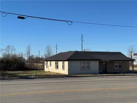 1220 N 13th St, Rogers, AR 72756