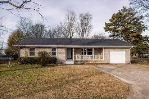 908 S Maple St, Siloam Springs, AR 72761