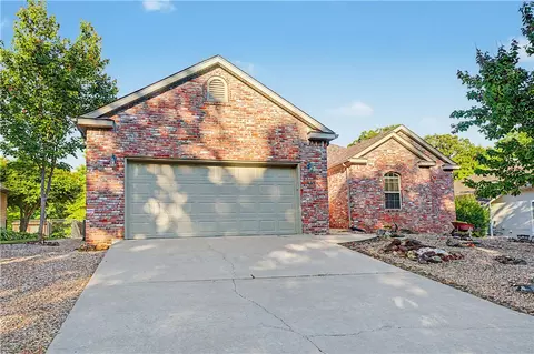 13 Kintyre Dr, Bella Vista, AR 72715