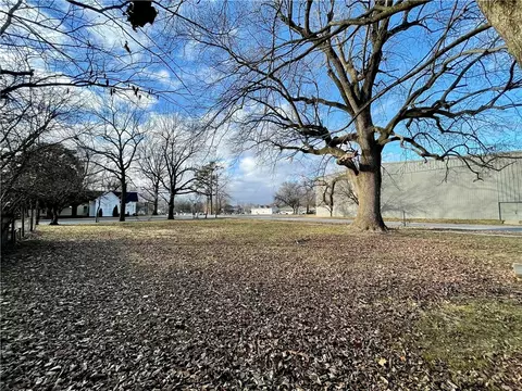 229 W Grove Ave, Springdale, AR 72764