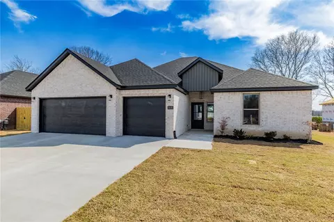 808 W Kelley Ann St, Siloam Springs, AR 72761
