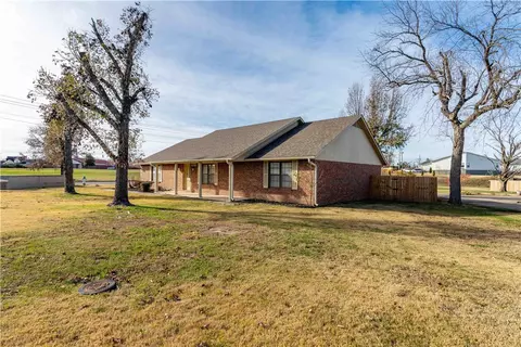 850 S Chateau Dr, Rogers, AR 72758