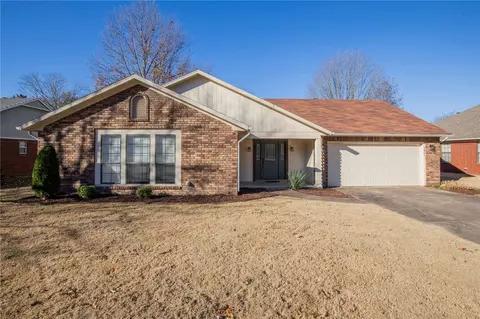 2961 N John Wayne Dr, Fayetteville, AR 72703