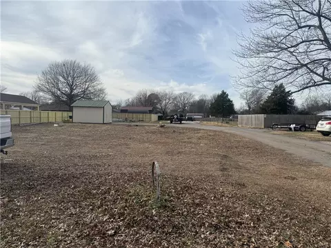 504 W End St, Springdale, AR 72764