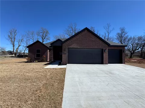 2105 N Dagan St, Siloam Springs, AR 72761