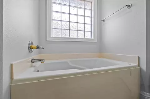 Bath - 2541 Appleglen St, Springdale, AR 72764 photo 3 of 4