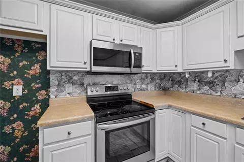 Kitchen - 2541 Appleglen St, Springdale, AR 72764 photo 3 of 4