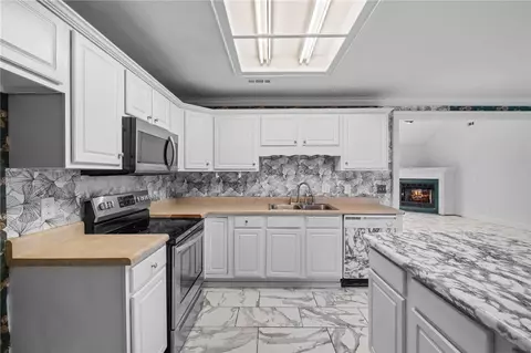 Kitchen - 2541 Appleglen St, Springdale, AR 72764 photo 4 of 4