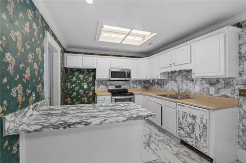 Kitchen - 2541 Appleglen St, Springdale, AR 72764 photo 2 of 4