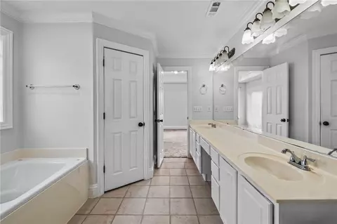 Bath - 2541 Appleglen St, Springdale, AR 72764 photo 2 of 4