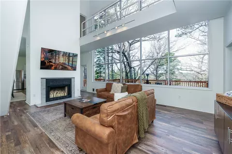 1 Drennon Dr, Eureka Springs, AR 72632
