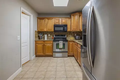 Kitchen - 570 Bonanza St, Centerton, AR 72719 photo 2 of 2
